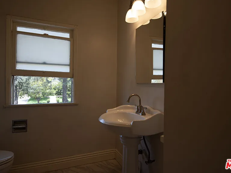 2142 S Victoria Ave — Photo 32