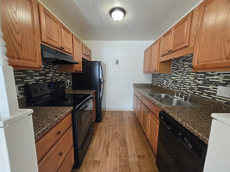 Murray Hill Apartments — Photo 26