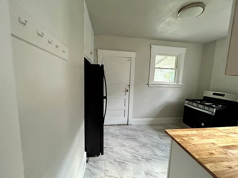 33 Glen Este Pl #2 — Photo 4