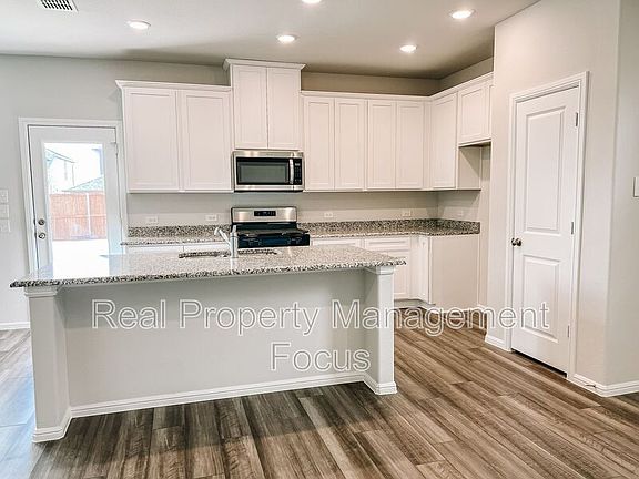 5th image of 921 Portina Dr
