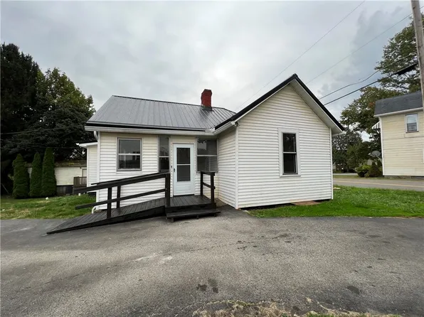 1662 Mercer Rd, Ellwood City, PA 16117