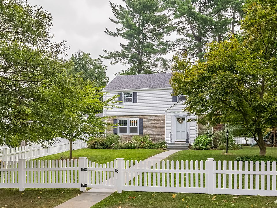1st image of 40 Holly Pl
