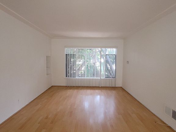 3rd image of 1972 N Kenmore Ave #2