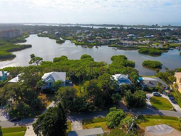 4th image of Shoreland Dr