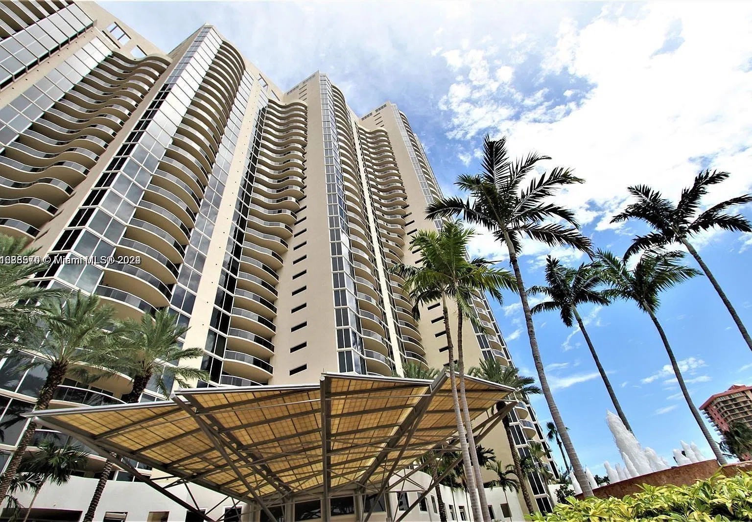 The Pinnacle Condo — Photo 1
