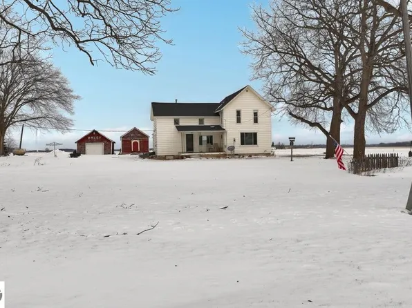 8797 E Walton Rd, Shepherd, MI 48883