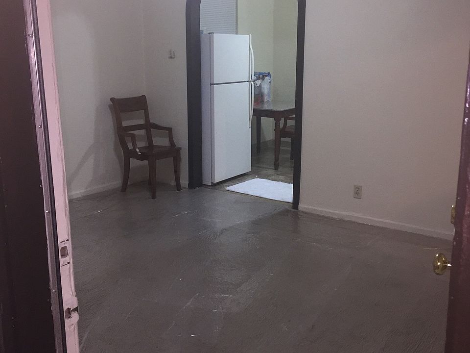 Family room to kitchen 