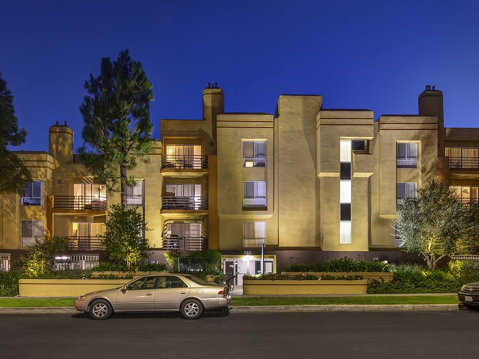 Apartments in Burbank, CA - Across the Street Night Time Exterior View of Community Lit Up.jpg