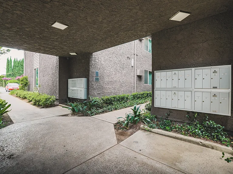 6535 Haskell Ave — Photo 6