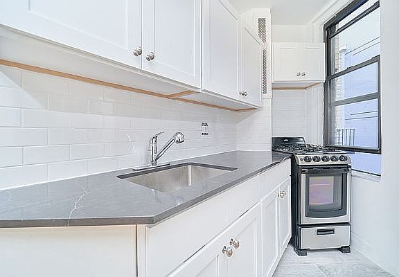 4th image of 135 E 50th St APT 9F