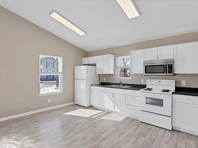 98 Burt Ave — Photo 4