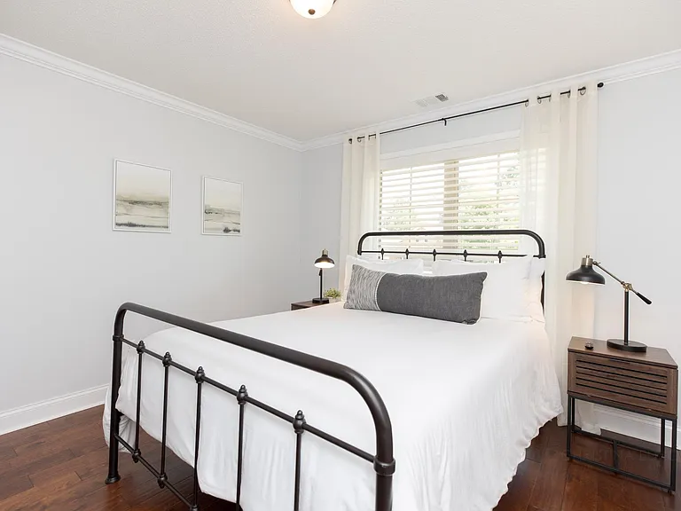 Bedroom 3 w/Queen Bed & TV streaming