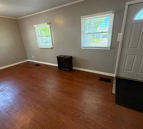 4th image of 1355 Hollywood St NE