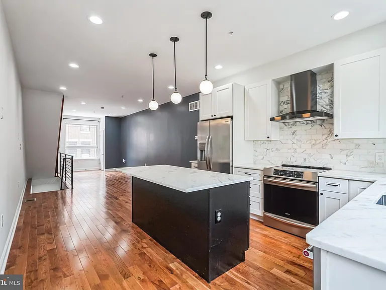 2241 Sears St — Photo 8