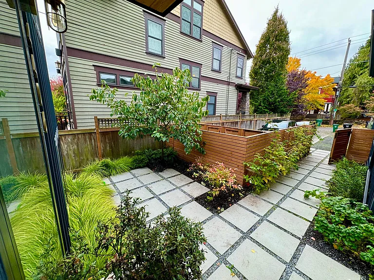 4406 Thackeray Pl NE — Photo 2