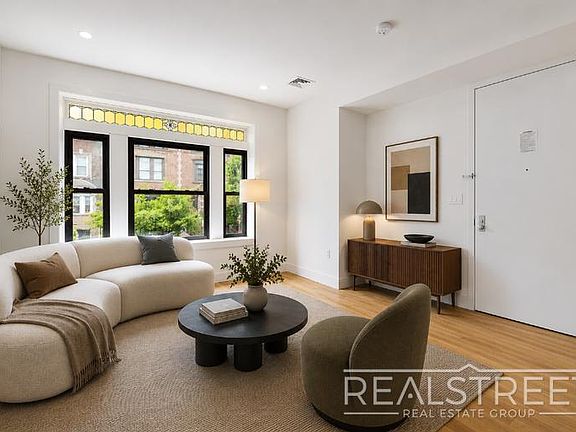 4th image of 15 Hampton Pl #2