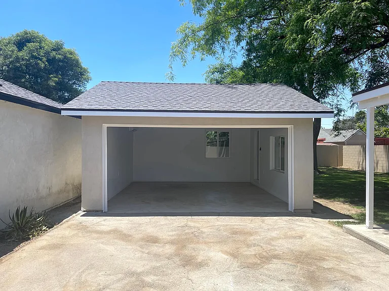 Detached garage with door access, lots of natural light and Air Conditioning.
