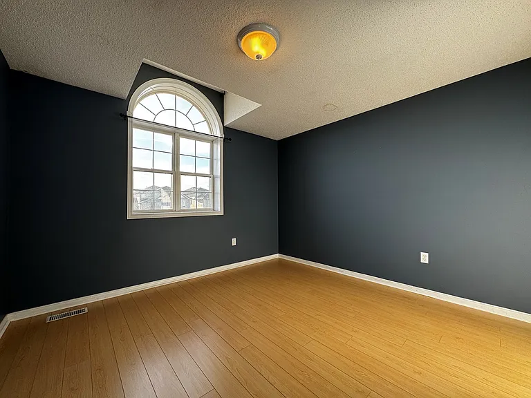 37 Northcliffe Cres — Photo 13