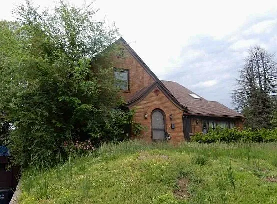 905 East Broadway photo 1