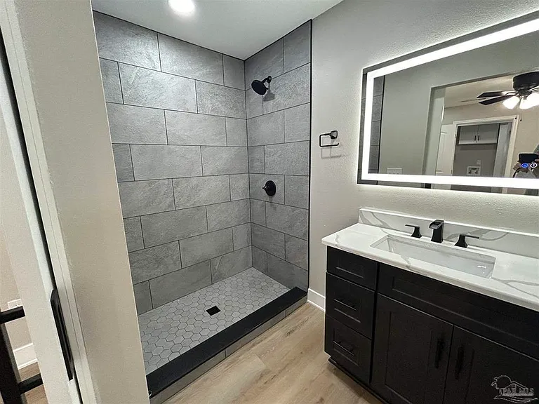 721 W Jordan St — Photo 3