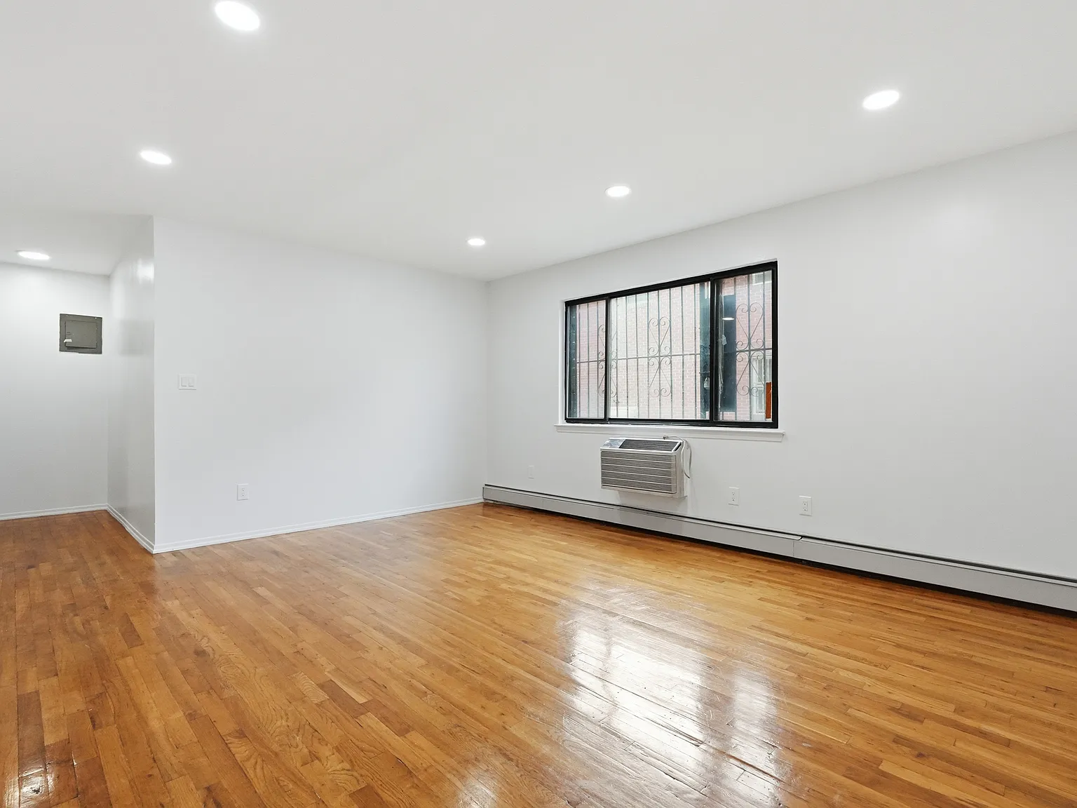 2 bed, 956 sqft, $2,700 — Photo 2