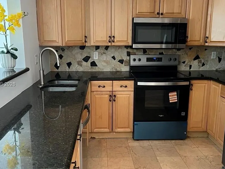 9159 SW 77th Ave #101 — Photo 4