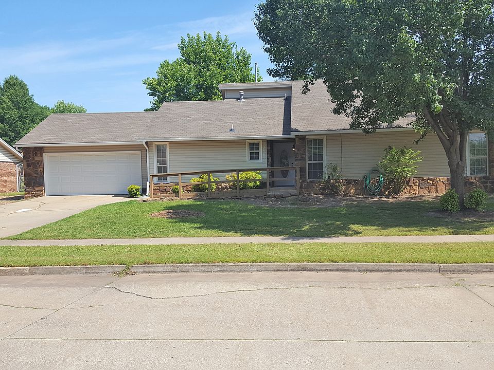 Your Quiet Spot, in a quiet neighborhood, Great Schools, Close Shopping and Fantastic Restaurants. Just out of sight and sound are fast highways to all parts of the Metro area.