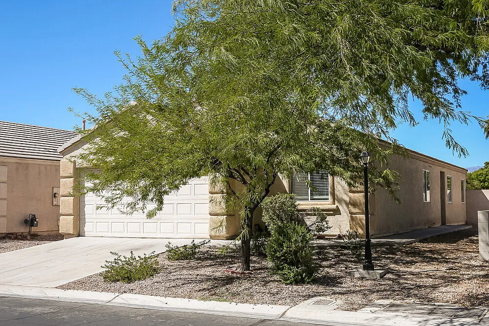 3 bed, 2.0 bath, 1368 sqft, $1,885 — Photo 3