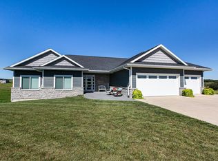 8121 Ginger Dr, Peosta, IA 52068