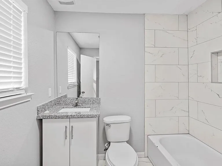 819 Oak St #4 — Photo 4
