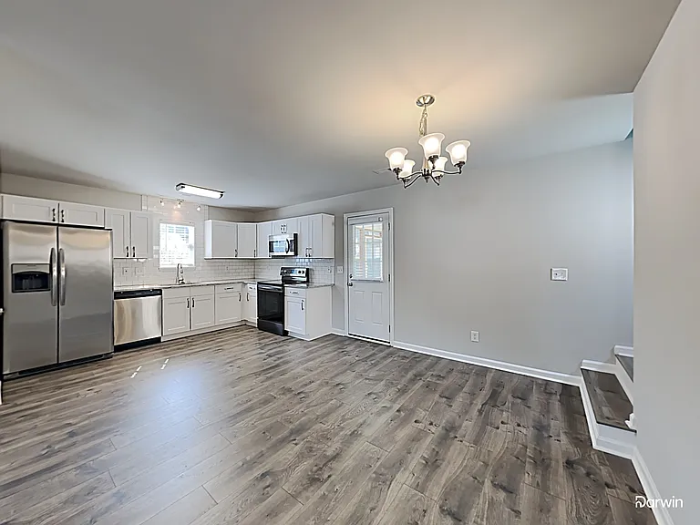 448 Courtland Dr — Photo 5