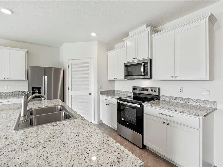 925 Dugan Cir SE — Photo 4