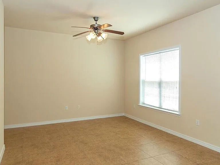 1469 Bentley Cir — Photo 5