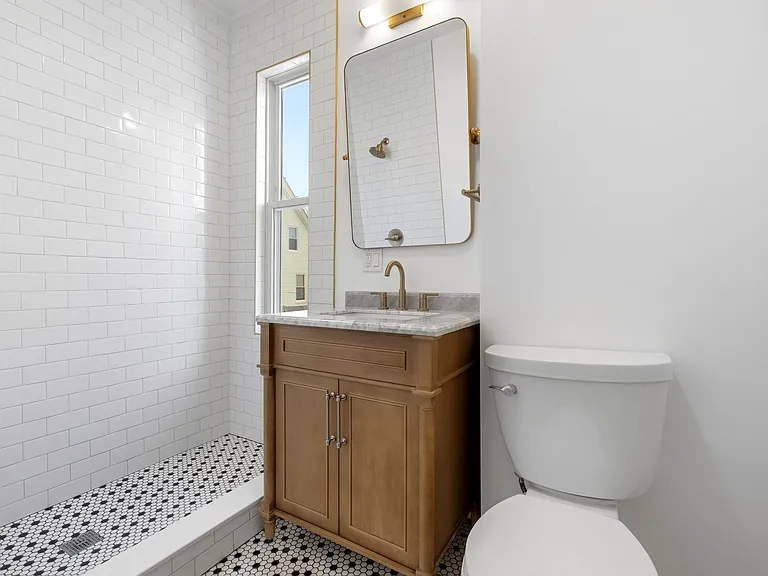 8 Carlton St #2 — Photo 8