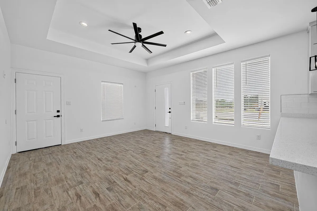 3 bed, 2.0 bath, 1090 sqft, $1,350 — Photo 4