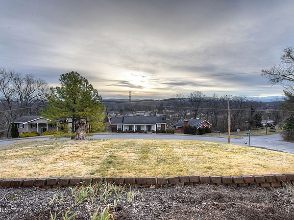 5th image of 1001 Ridgefield Cir