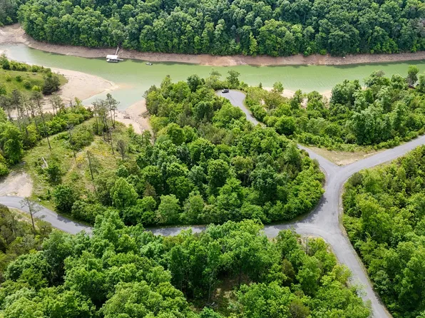 25 Stone Bridge Dr #25, Dandridge, TN 37725