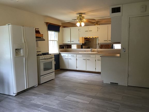 2nd image of 1422 E Crestwood Dr