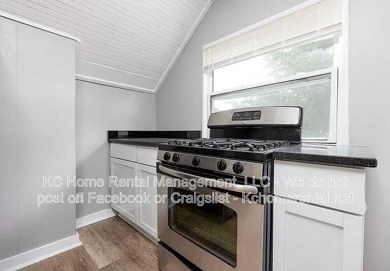 1111 W 44th St #B — Photo 7