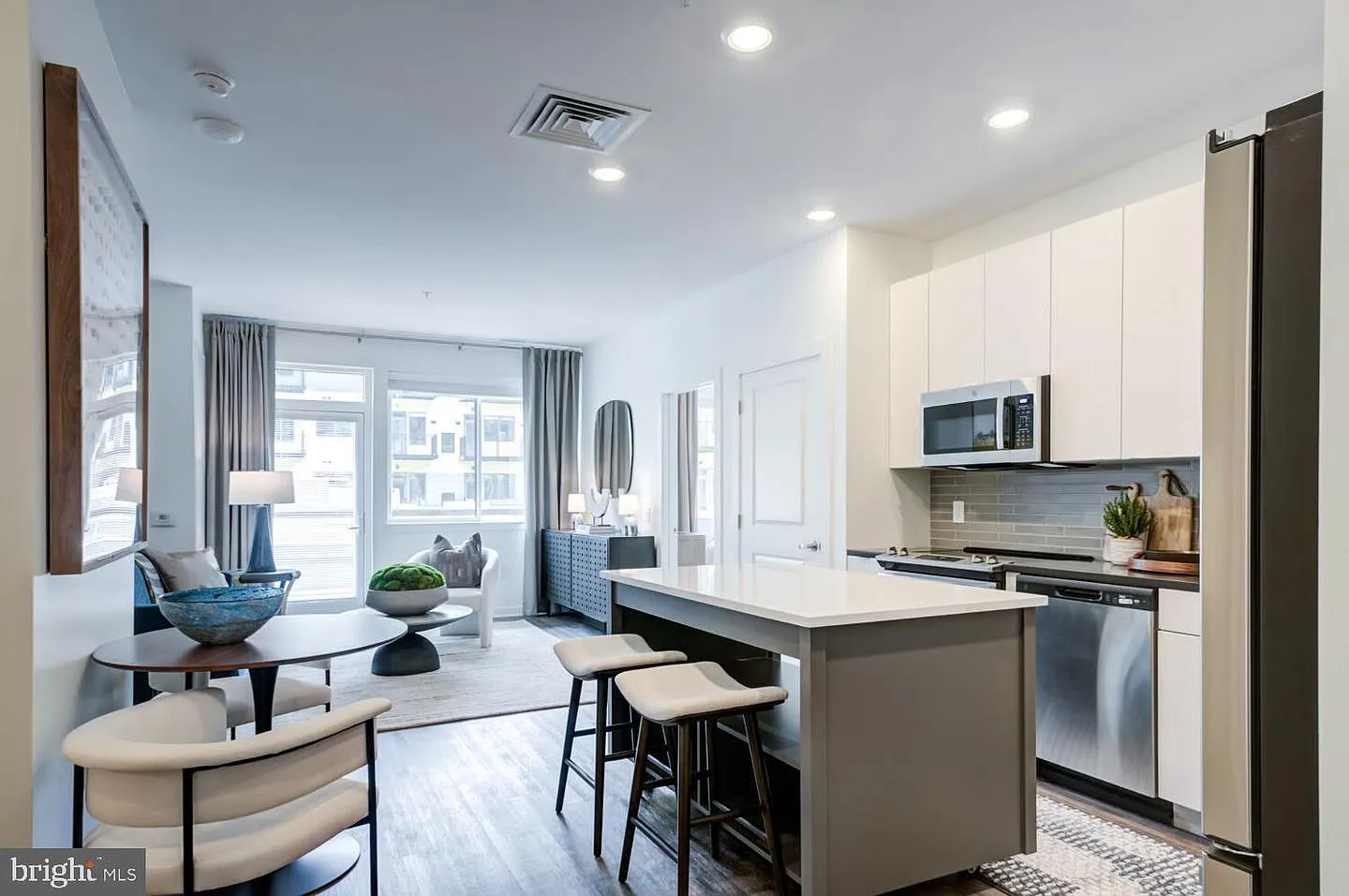 1 bed, 822 sqft, $2,195 — Photo 2