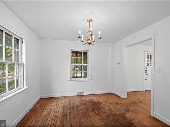 4th image of 1912 Varnum St NE