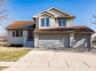 370 Penn Ridge Dr, North Liberty, IA 52317