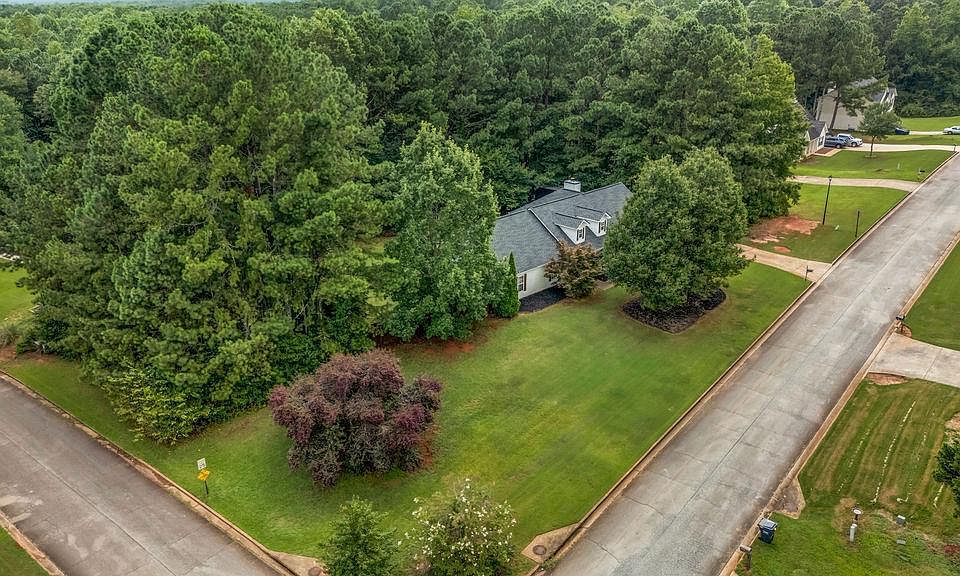 1st image of 65 Chestnut Dr
