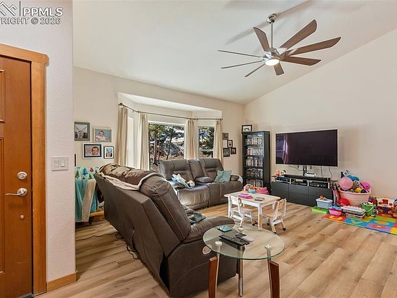 5th image of 935 Bennett Dr