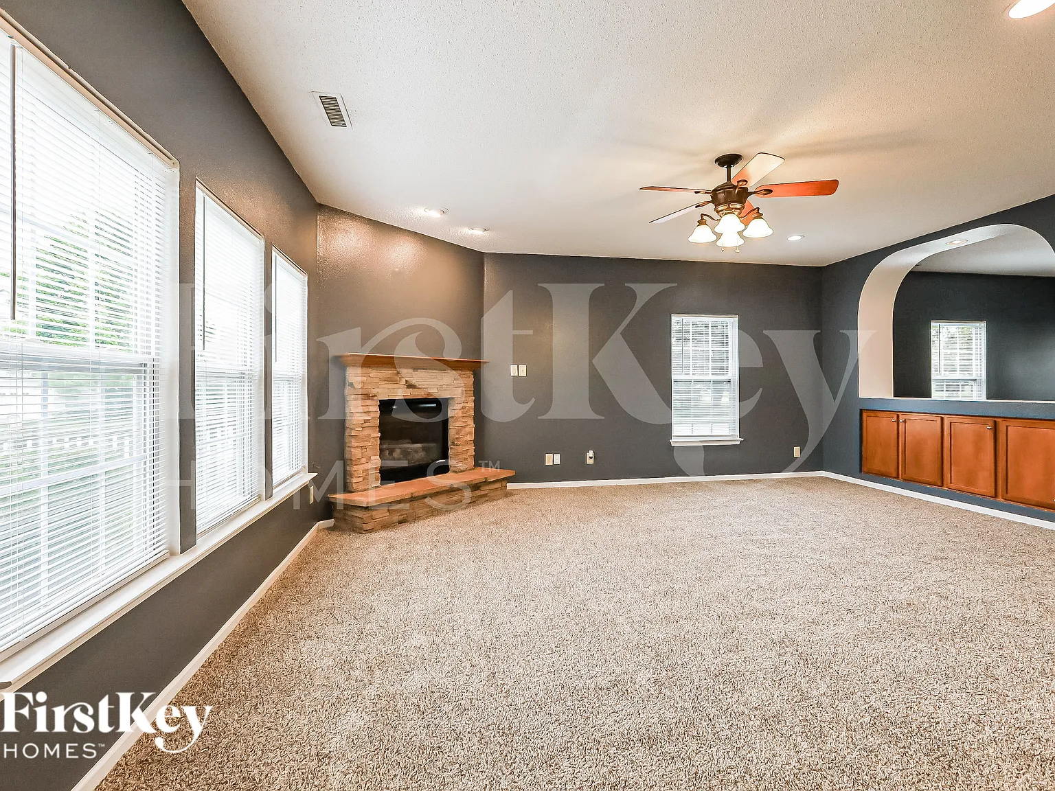 4 bed, 2.5 bath, 3213 sqft, $2,215 — Photo 3