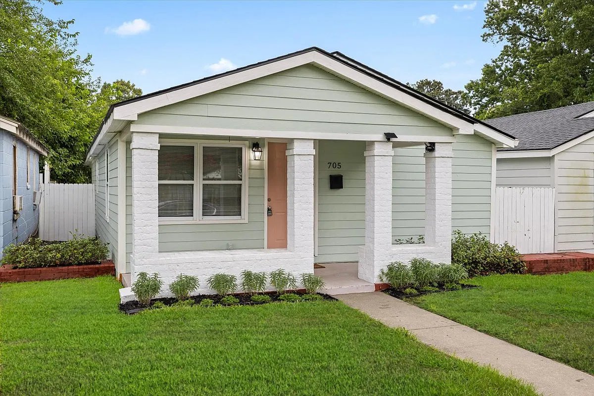 3 bed, 1231 sqft, $1,895 — Photo 1