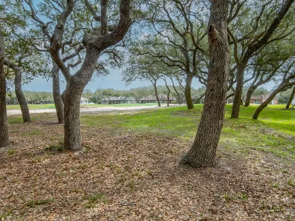 210 Royal Oaks Dr, Rockport, TX 78382