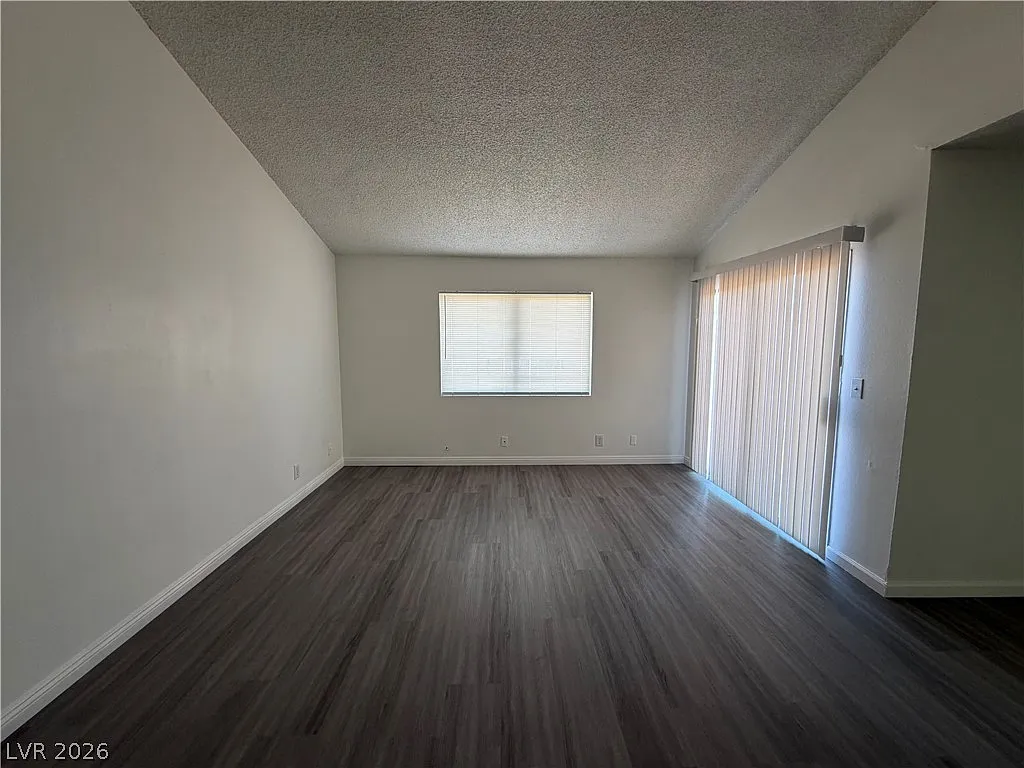 3 bed, 2.0 bath, 3844 sqft, $1,690 — Photo 4