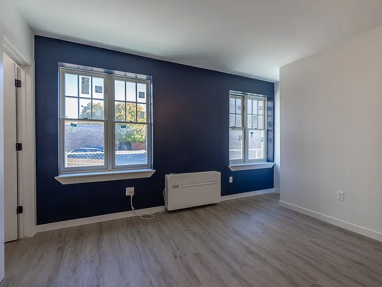 240 Mack Ave — Photo 30