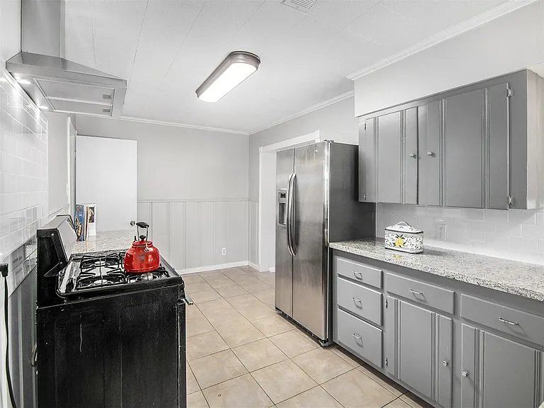 2215 Silverbonnet St — Photo 5